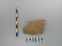 藏品(灰色細砂飾紋陶片)的圖片